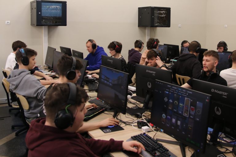 Dzień Bezpiecznego Internetu i Turniej Gamingowy w ZS CKU w Koninie