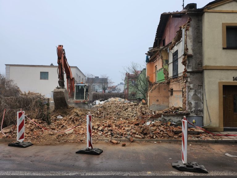 Rozbiórka kamienicy przy ul. Staszica w Koninie – poprawa bezpieczeństwa w przestrzeni miejskiej