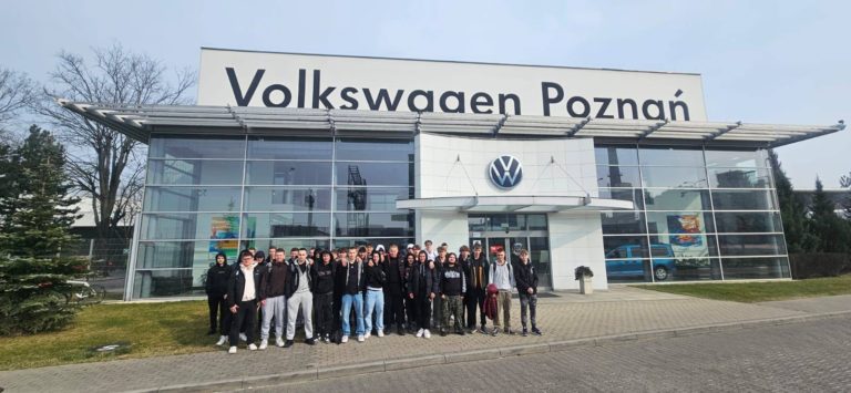 Uczniowie ZSGE w Koninie z wizytą w fabryce Volkswagen Poznań