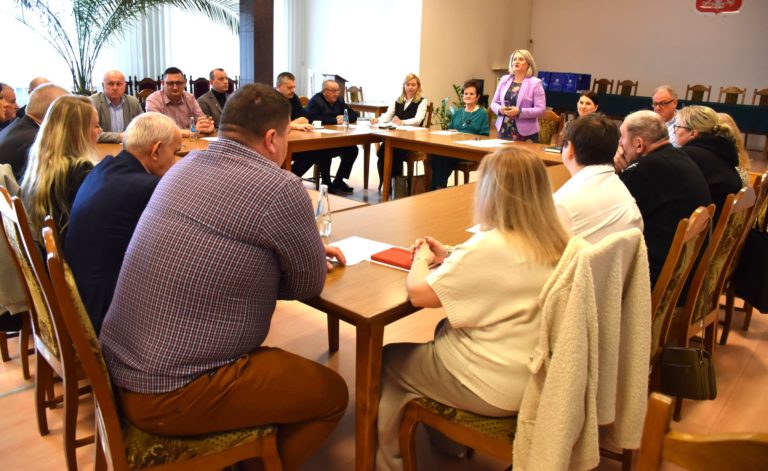Spotkanie z Sołtysami w Gminie Władysławów: rozmowy o potrzebach, inwestycjach i planach na 2025 rok