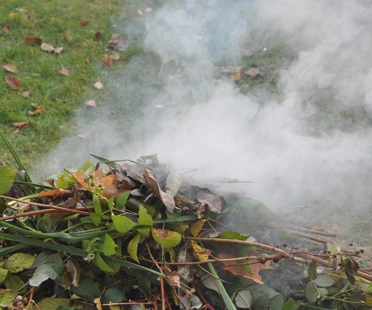 Pamiętaj o Zakazie Palenia Odpadów na Działkach