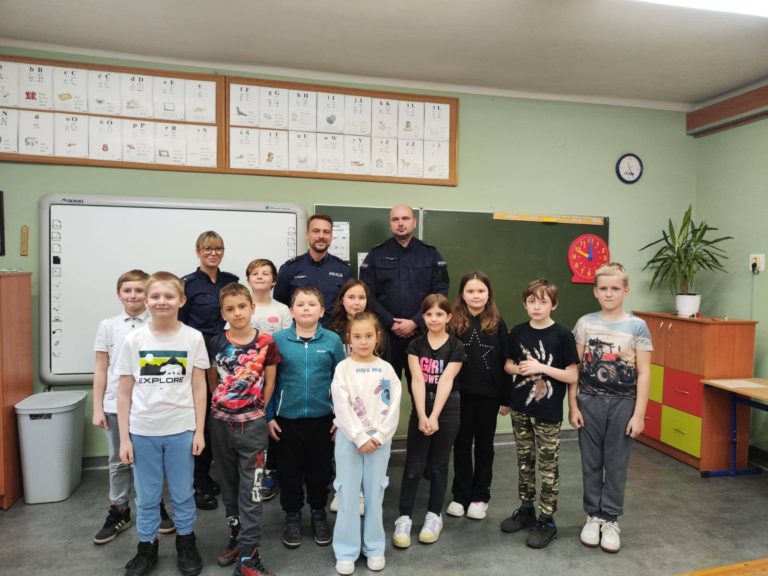 Spotkanie z Policją w Szkole Podstawowej w Piotrkowicach – o bezpieczeństwie i cyberprzemocy