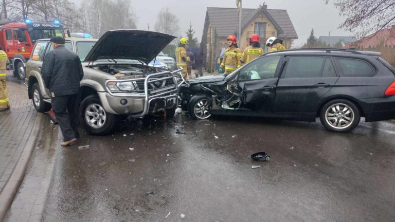 Zderzenie dwóch samochodów w Paprotni
