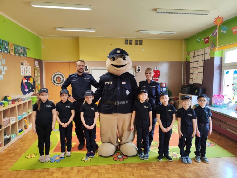 Policyjna musztra dla przedszkolaków z Konina