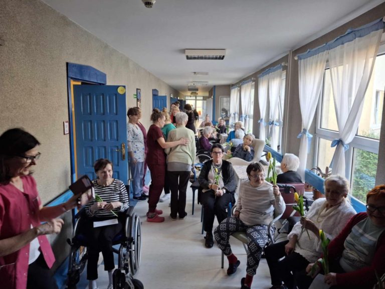 Uczniowie ZSGE w Koninie z okazji Dnia Kobiet odwiedzili Dom Pomocy Społecznej