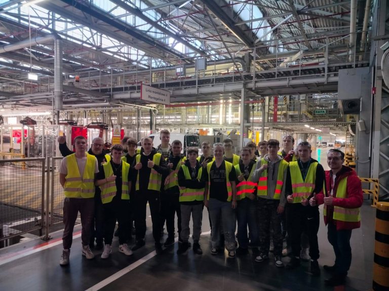 Uczniowie Zespołu Szkół Budownictwa i Kształcenia Zawodowego w Koninie zwiedzili fabrykę Volkswagena