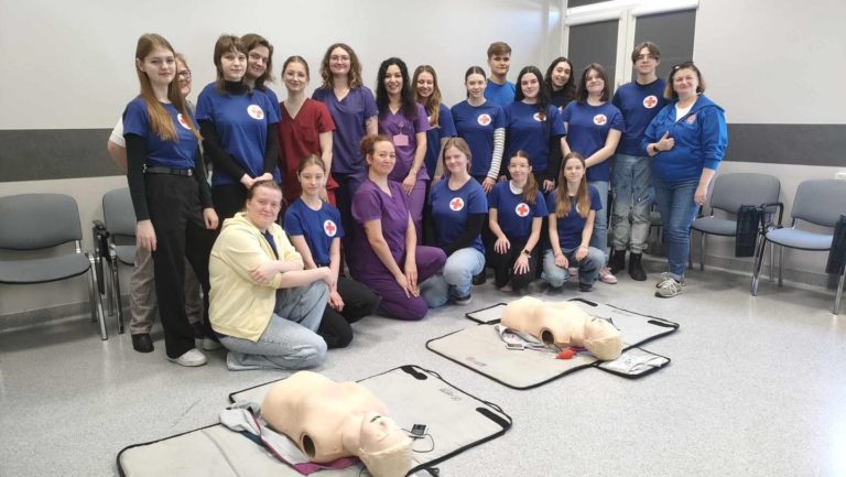 Młodzieżowa Grupa Ratownicza OKOŃ szkoli się w Centrum Symulacji Medycznej