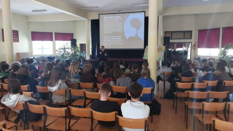 Dzielnicowi edukują uczniów o zagrożeniach w sieci i w codziennym życiu