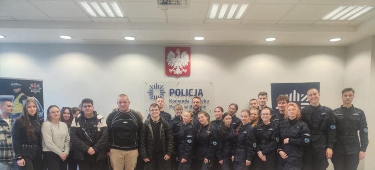 Maturzyści z ZS CKU w Koninie poznali kulisy pracy w Policji