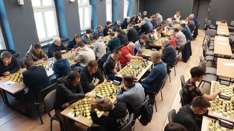 Ogólnopolski turniej szachowy w Łęczycy. Zwycięstwo Mirosława Lewickiego
