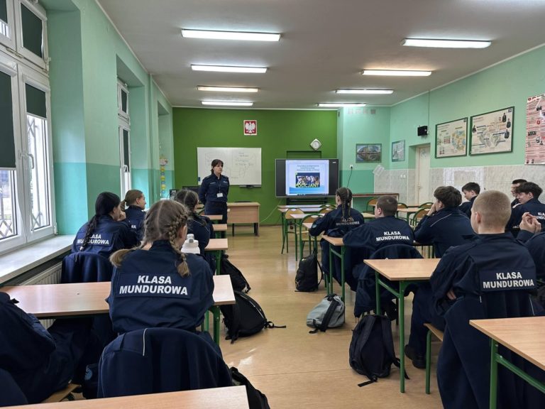 Konińska policja spotkała się z uczniami klasy mundurowej