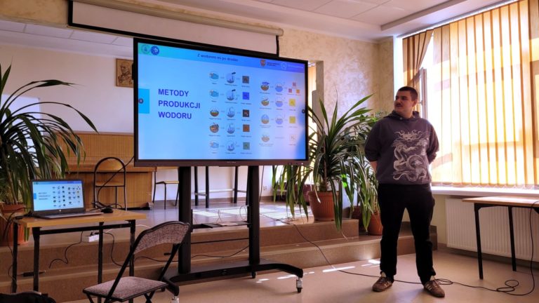 Uczniowie ZSGE w Koninie na warsztatach wodorowych