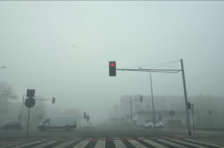 Gęsta mgła nad Koninem – zasady bezpiecznej jazdy