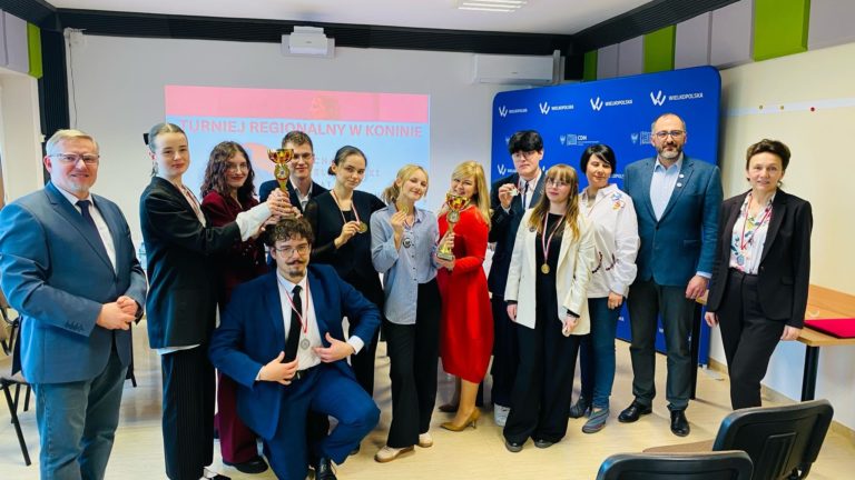 Sukces uczniów ZSGE w Koninie – II miejsce w Turnieju Debat Oksfordzkich