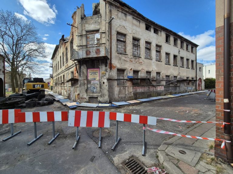 Utrudnienia w ruchu w związku z rozbiórką kamienicy przy ul. Staszica