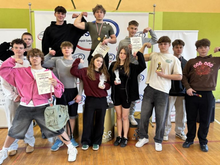 Sukces uczniów II LO w Mistrzostwach ZST w Wyciskaniu Sztangi