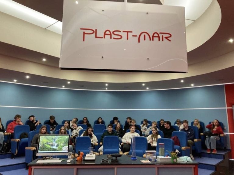 Uczniowie I LO w Koninie na warsztatach ekologicznych w Plast-Mar