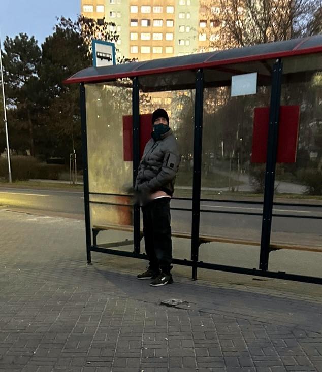Niepokojące zdarzenie na przystanku – sprawa zgłoszona na policję
