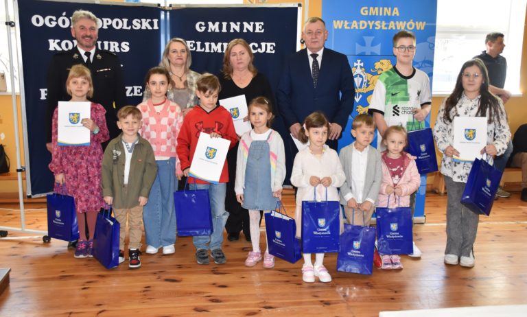 Laureaci gminnych eliminacji konkursu plastycznego „Ziemia, Woda, Powietrze – strażacy na straży ochrony środowiska” nagrodzeni