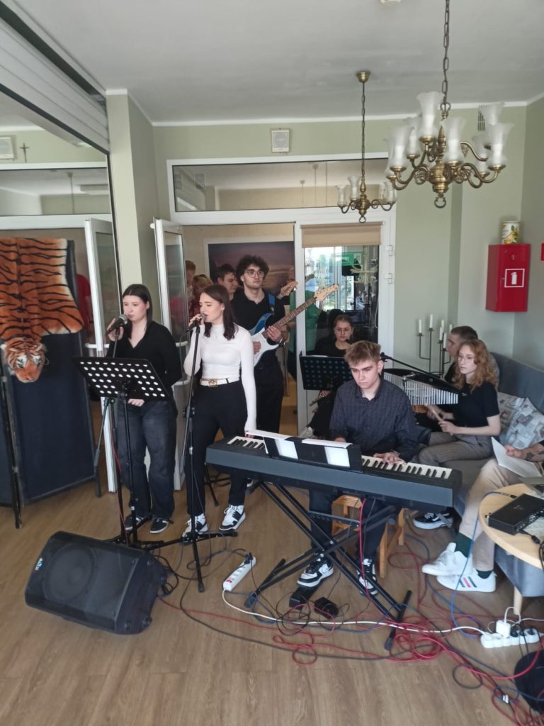 Wyjątkowa wizyta młodzieży z ZSCKU w konińskim hospicjum