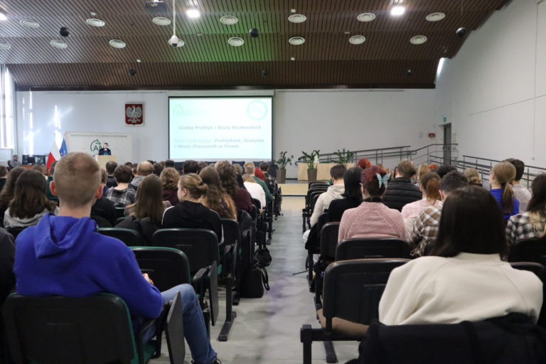 Giełda Praktyk i Staży Studenckich – Klucz do kariery zawodowej dla studentów filologii i języków obcych