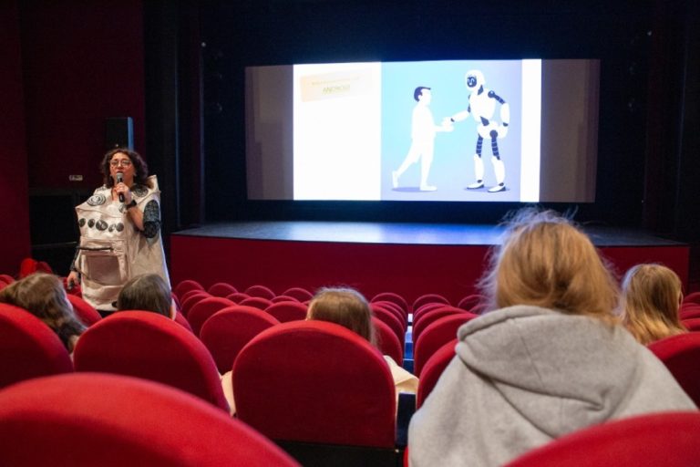 Czy przyjaźń z robotem jest możliwa? Lekcja w kinie w Koninie