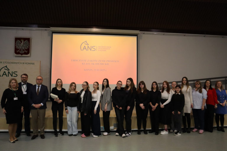 Absolwenci klas akademickich 2025 odebrali dyplomy