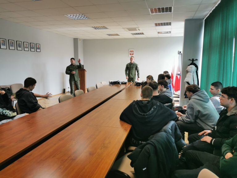 Uczniowie poznali tajniki pracy w konińskiej Policji
