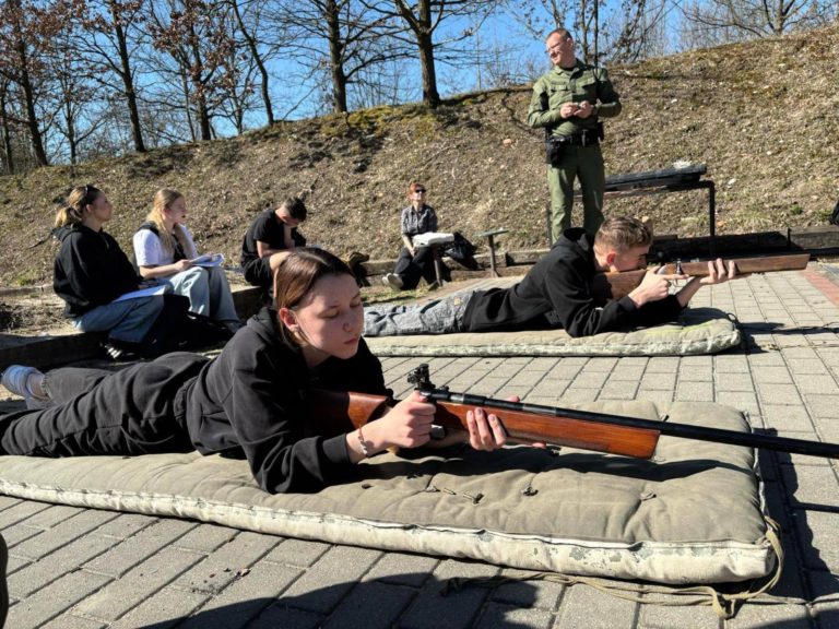 Młodzież z ZS CKU doskonaliła umiejętności strzeleckie pod okiem policjantów