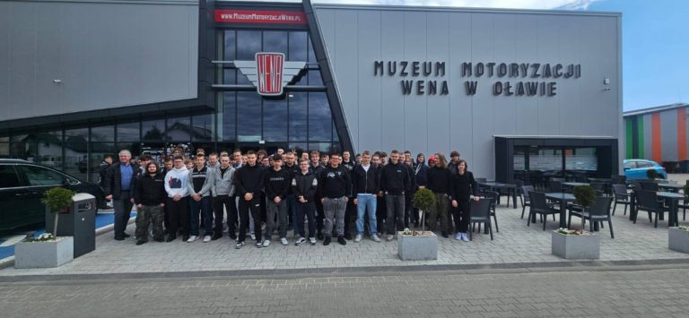 Wycieczka uczniów Zespołu Szkół Górniczo-Energetycznych w Koninie do Muzeum Motoryzacji WENA