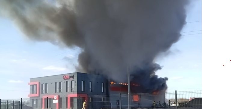 Pożar hali magazynowej w Ruminie – akcja straży pożarnej