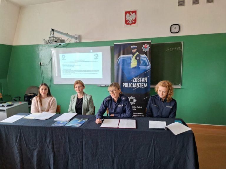 Symulacja rozmowy kwalifikacyjnej do Policji w Zespole Szkół Centrum Kształcenia Ustawicznego w Koninie