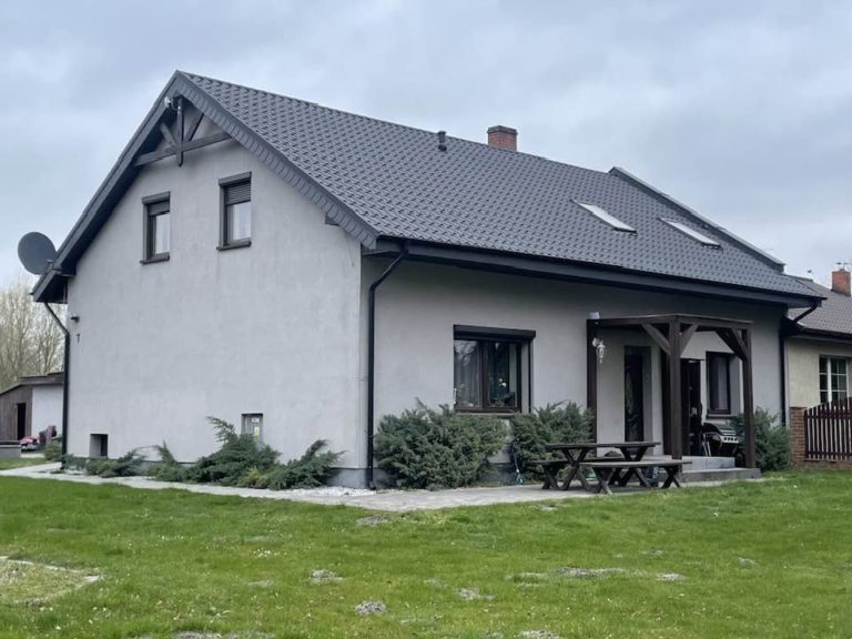 Gmina Grodziec nabyła nieruchomość przy ul. Parkowej 7. To krok ku modernizacji kompleksu sportowego