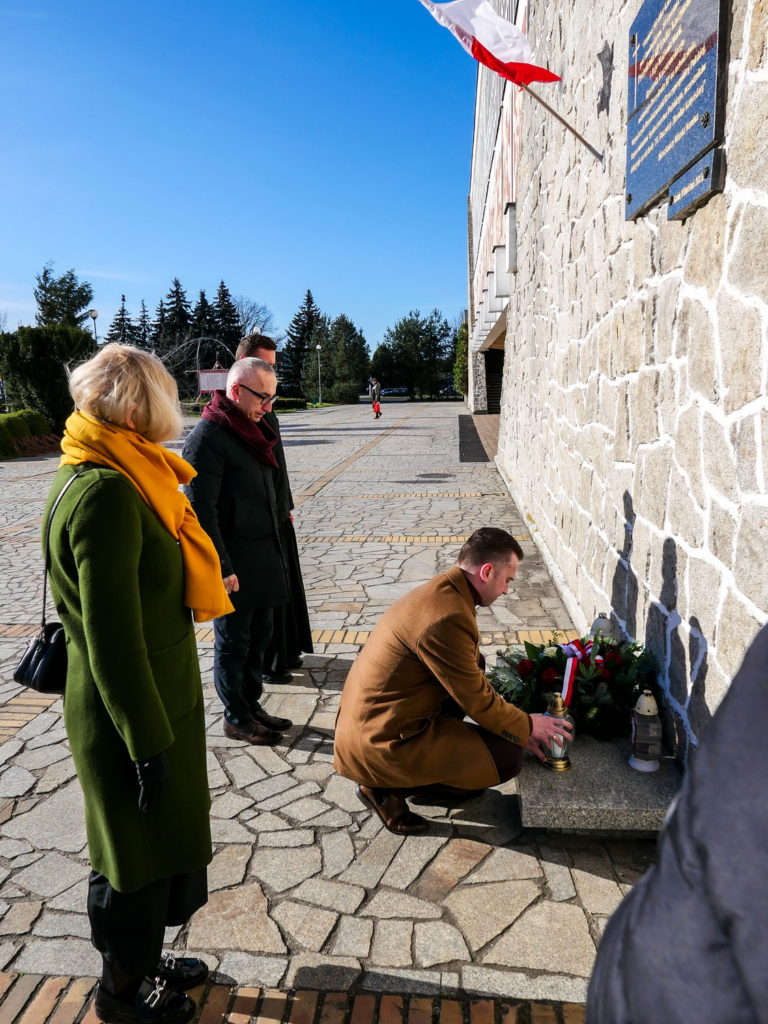 15.rocznica katastrofy smoleńskiej: Władze miasta złożyły kwiaty pod tablicą smoleńską w Koninie