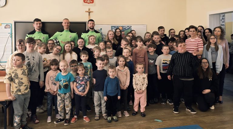 Biało-Zielone Skrzydła w Koziegłowach – piłkarze Sokoła Kleczew z wizytą w szkole podstawowej