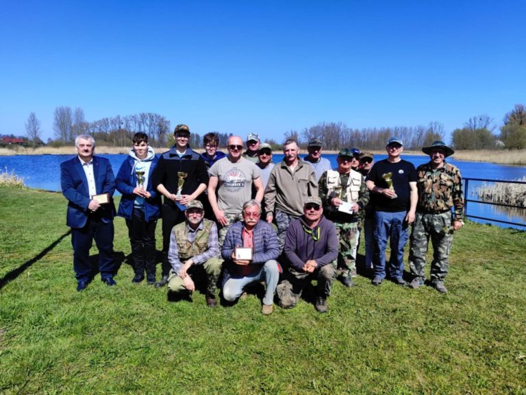 Zawody wędkarskie w Kleczewie. Radosław Borowski z Pucharem Koła nr 9
