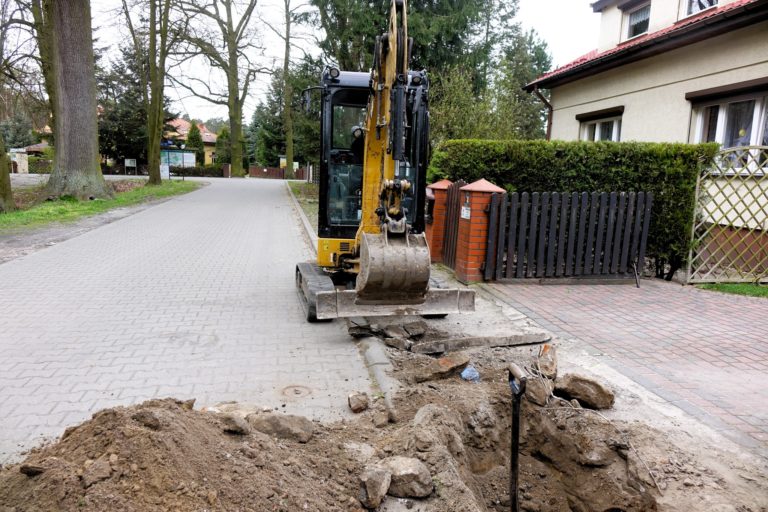 Ruszyła budowa kanalizacji sanitarnej w Grodźcu – utrudnienia w ruchu na kilku ulicach