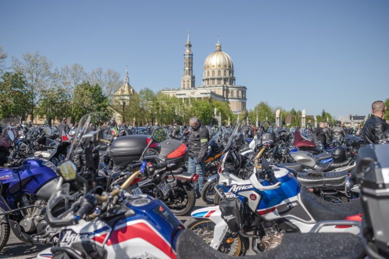 W Licheniu rozpoczęto sezon motocyklowy w cieniu narodowej żałoby
