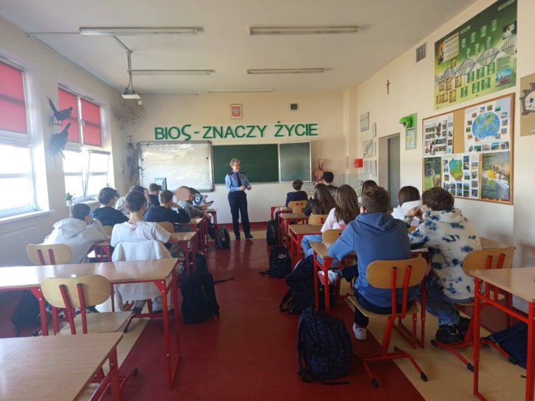Straż Miejska w Koninie prowadzi zajęcia edukacyjne w Szkole Podstawowej Towarzystwa Salezjańskiego