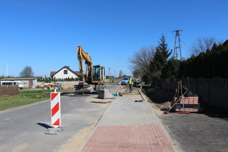 Nowy chodnik w Główiewie. Trwa inwestycja przy ul. Lipowej
