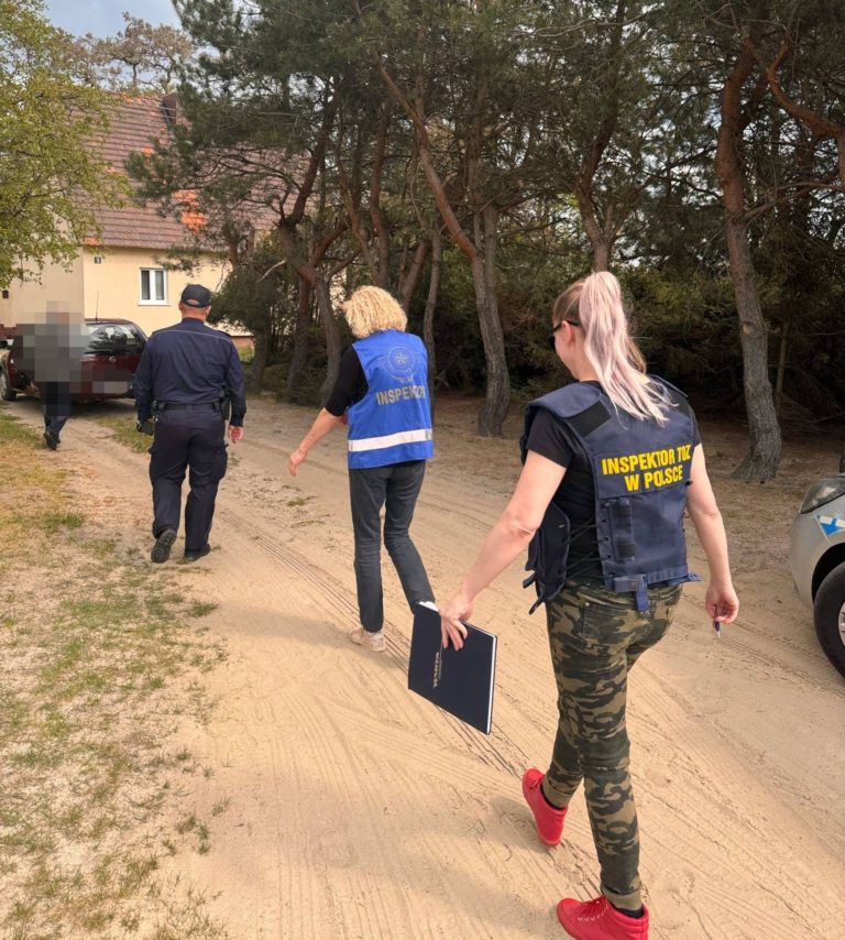 Kontrola warunków bytowych zwierząt w Bilczewie: interwencja dzielnicowego i inspektorów TOZ