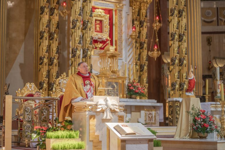 „Sanktuarium licheńskie to nie tylko obraz i kościół” – modlitwa za dzieła miłosierdzia