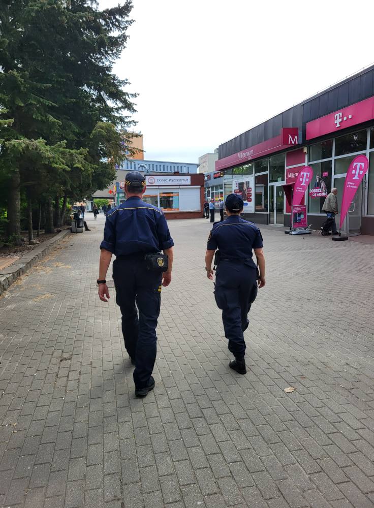 Patrol pieszy Straży Miejskiej na ulicach Konina