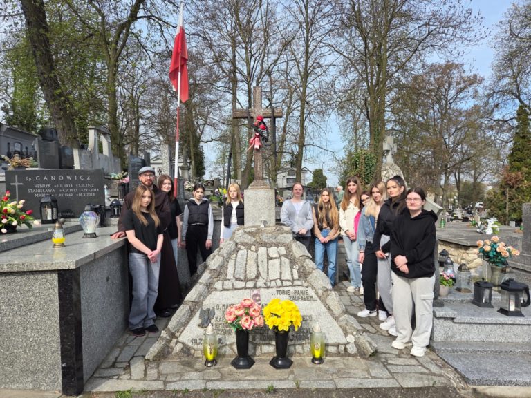 Wielkanocna pamięć o bohaterze – uczennice ZST odwiedziły grób ojca Maksymiliana Tarejwo