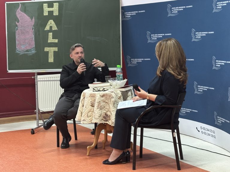 Alkohol jako studnia pamięci – spotkanie z Jakubem Zającem w Żychlinie