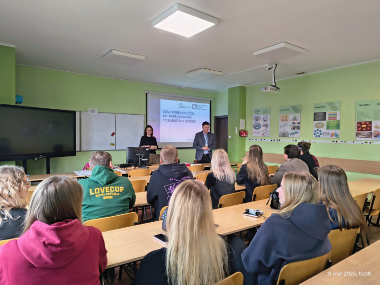 Studenci ZWPUZ rozwijali kreatywność na warsztatach Design Thinking