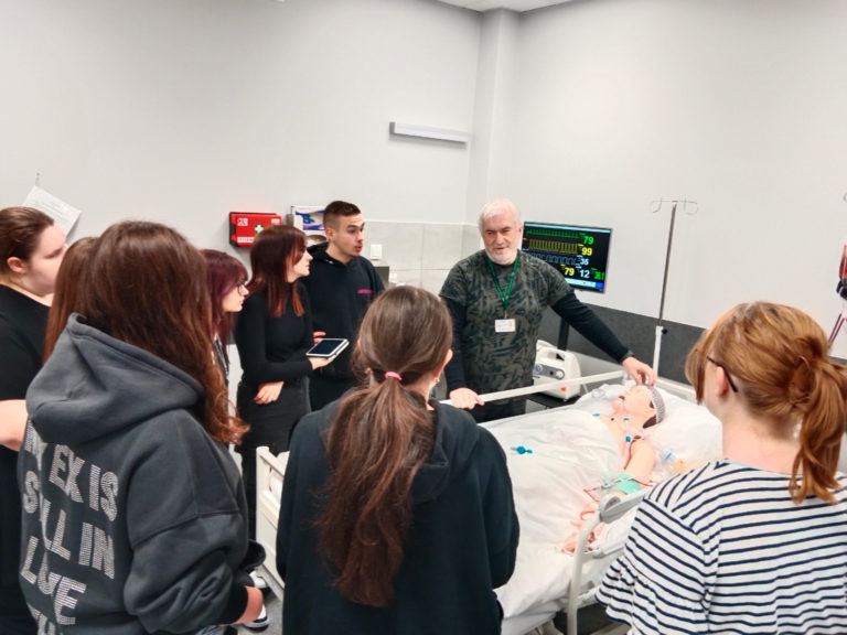 Odkrywanie mikroświata – warsztaty z mikrobiologii dla przyszłych techników żywienia