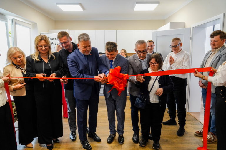 „Dobre Miejsce” otwarte. Nowa przestrzeń integracji w białym domku przy ul. Kleczewskiej w Koninie