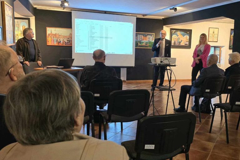 Refleksja nad przemijaniem i duchowością – finisaż wystawy „Złote godziny życia” w muzeum