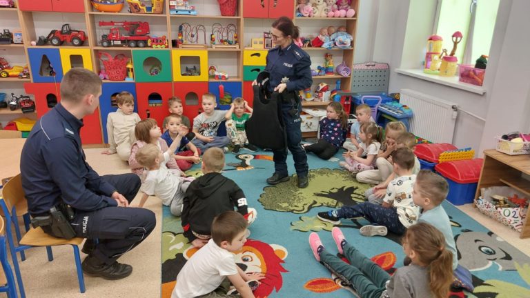 „Bezpieczny przedszkolak” – policjanci z Kleczewa edukowali najmłodszych w Dębówcu